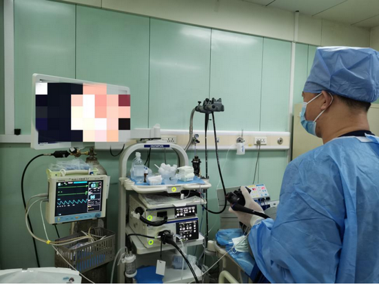 哈医大二院消化内科医生利用ercp技术助98岁高龄老人取出结石化险为夷