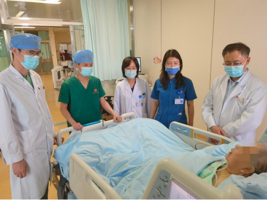 于波教授带领心内科副主任杨爽教授(右2),心脏重症监护室崔金金医生