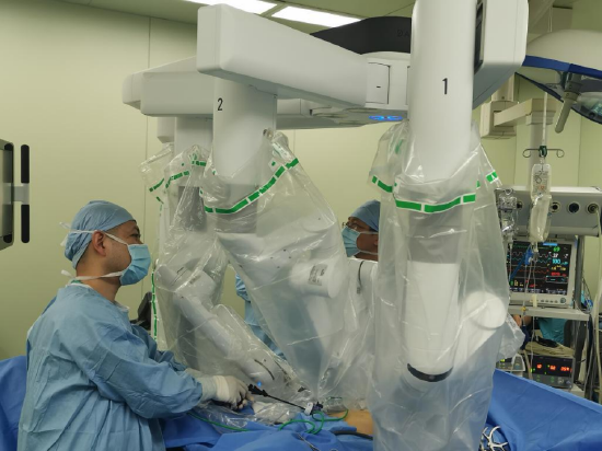 达芬奇机器人拥有四个机械臂