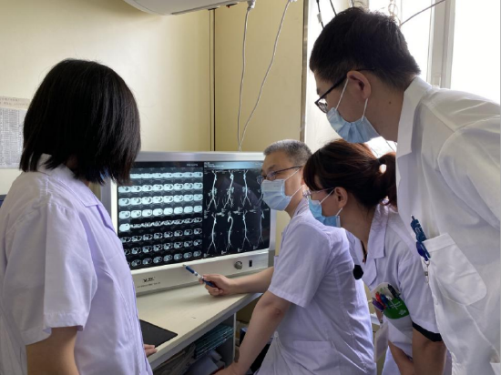 随后晕厥倒地,同事赶忙拨打了120急救电话将其送到哈医大二院急诊