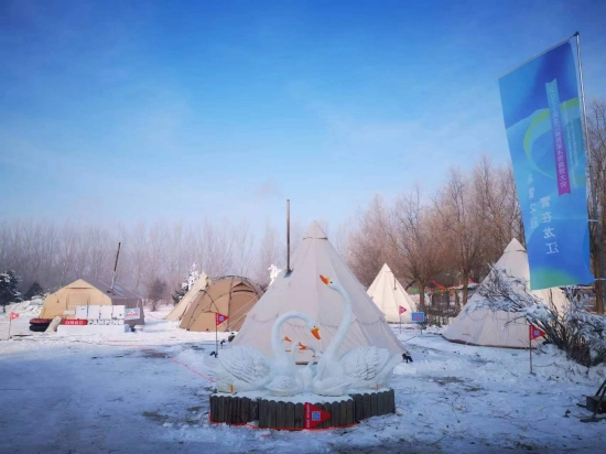 天鹅湖庄园冰雪露营帐篷区.冰雪露营体验室外冰天雪地,室内热火朝天.