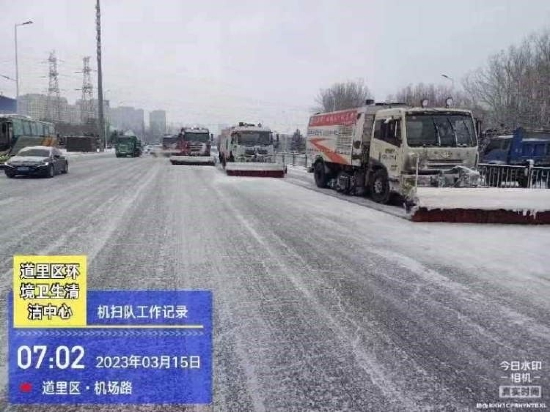 道里区城管局快速行动 连夜奋战 全力迎战冰雪保畅通