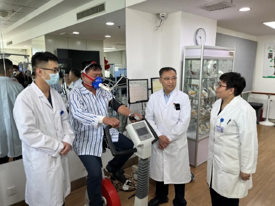 "换心人"于文峰在哈医大二院心脏康复中心进行心肺运动试验