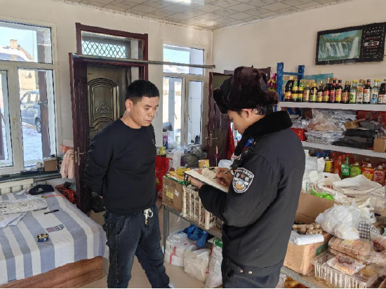 (图为永源镇中心警务室民警入户走访)