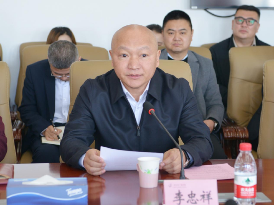 哈尔滨广厦学院党委书记李忠祥宣读《关于成立社会公益学院的决定》