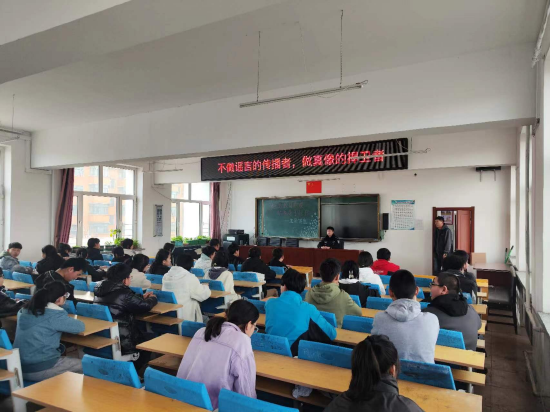 近日,哈尔滨市公安局祥顺派出所社区民警走进辖区校园,开展"净化网络