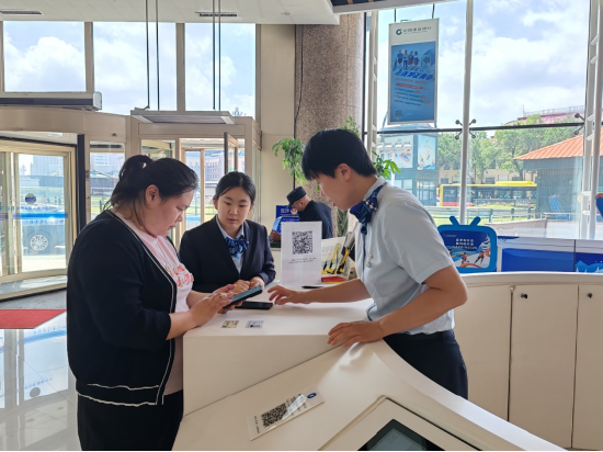 建设银行黑龙江省分行营业部工作人员热情服务客户