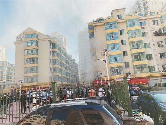 通达街535号铁路小区地下车库起火黑烟高达十米