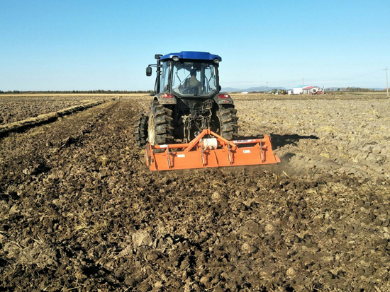 北大荒股份有限公司勤得利分公司有序推进秋整地工作