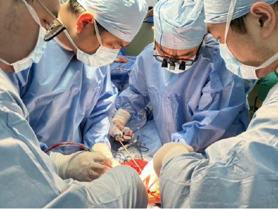 哈医大二院普外科六病房主任邰升教授(右2)带领团队进行手术