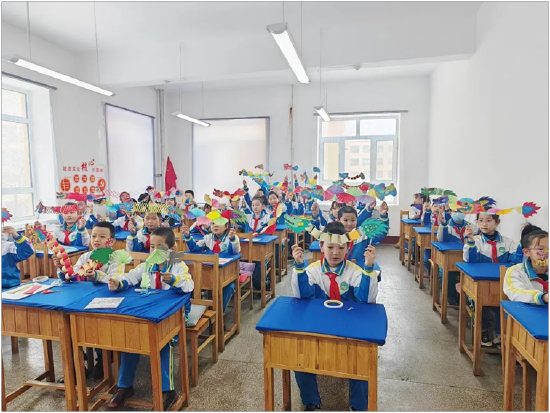在桦南县林业小学活动室,学生们身着节日的盛装,头戴"小萌龙""小萌