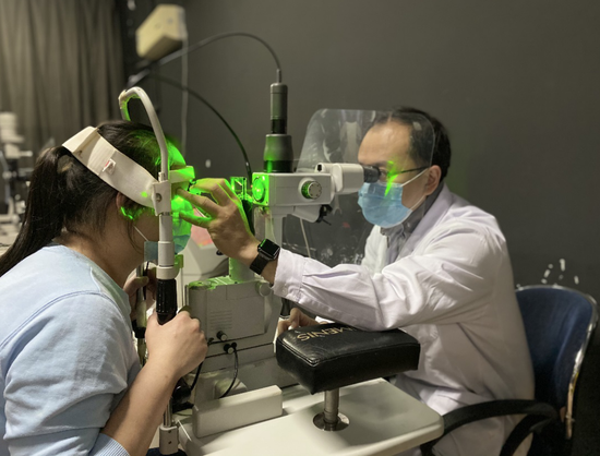 孙大卫教授为患者进行激光治疗
