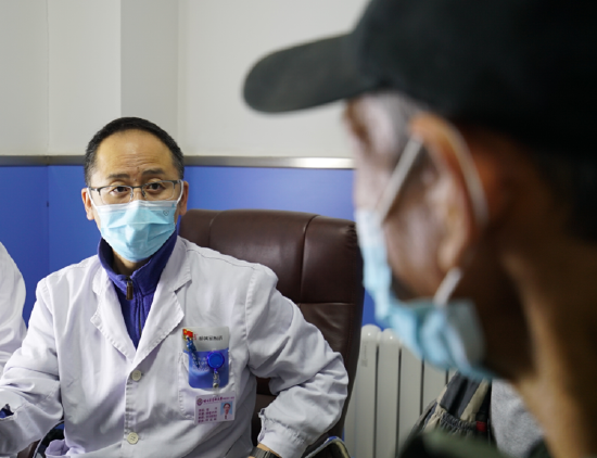 骨外科一病房主任刘建宇主任医师了解患者情况