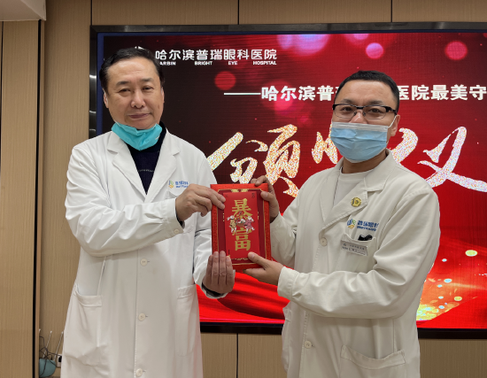 滕岩院长为杨威医生颁奖