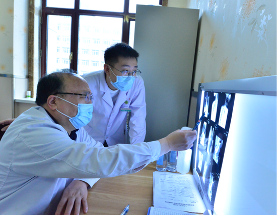 胸外科徐广全主任医师为当地医生进行病例讲解