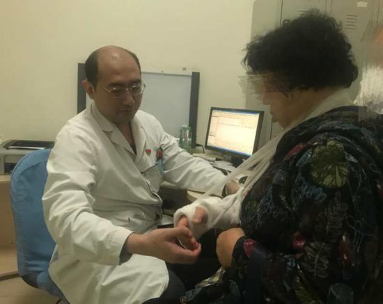 哈尔滨市第五医院足踝外科医生刘琨宇建议:春季气温较高雪后容易结冰