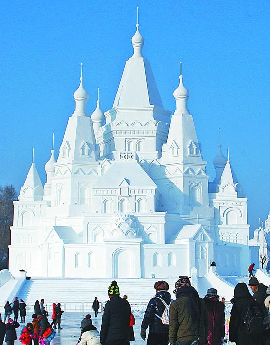 据了解,这处雪雕高达51米,占地2800平方米,是目前世界最高的雪建筑.