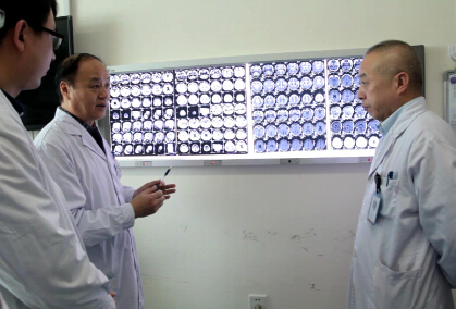 北京专家出诊哈市第一医院"机器人医生"精准手术定向治疗帕金森