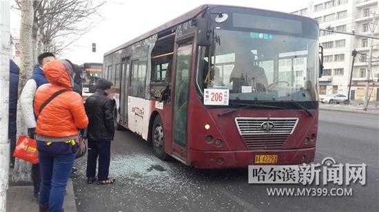 哈尔滨两男子公交站碰撞引矛盾车内大打出手