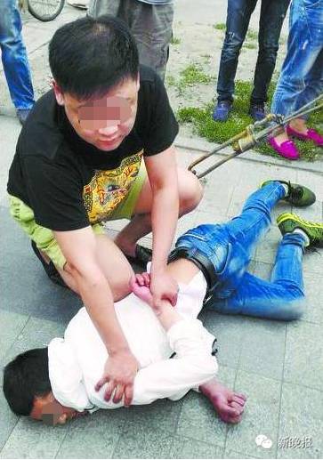 广场舞大妈在九站公园被抢 私家车主将抢匪擒拿