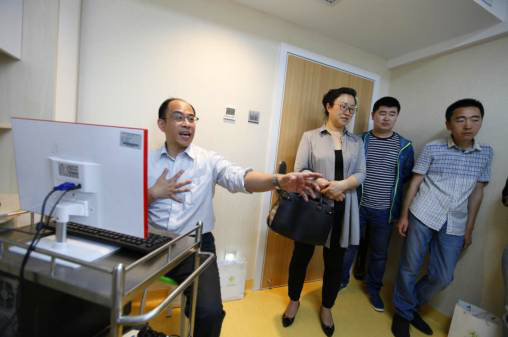 台湾亚东纪念医院急诊内科主任范杰闵教授授课中