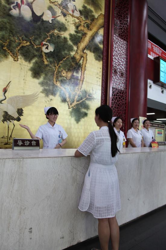 导诊员黑龙江中医药大学附属第一医院的靓丽风景线