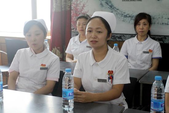 座谈会上,刘丽院长认真听取了护士们的心声:静点室侯雪燕身患腰疾带病