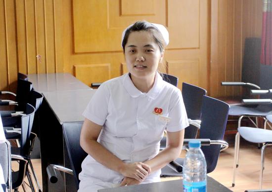 座谈会上,刘丽院长认真听取了护士们的心声:静点室侯雪燕身患腰疾带病