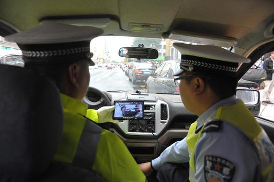 流动警车拍违停拍几张_流动抓拍违停警车只拍了后面算违章吗