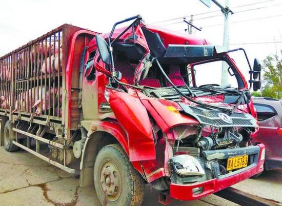 哈市香坊江南中环路失控翻斗车冲出百米连撞7车