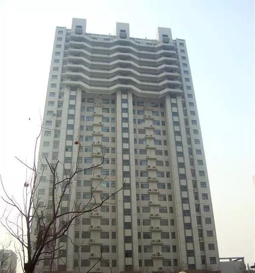 消防连廊:逃生通道连廊是指两幢或几幢高层建筑之间的架空连接体.