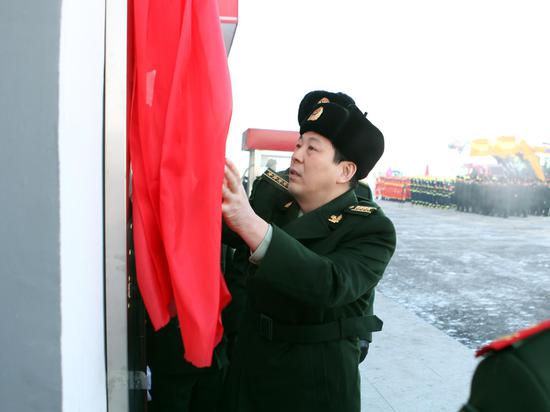 最后,葛相君总队长,伍伟政委一行参观了大型破拆排烟机械装备,观摩了