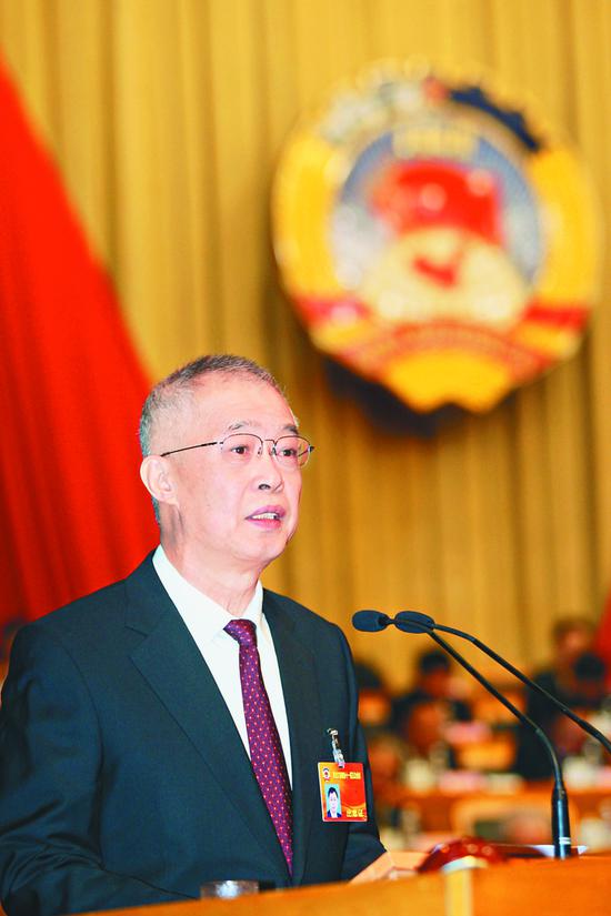 图为杜宇新作常委会工作报告.记者 蒋国红 苏强 摄