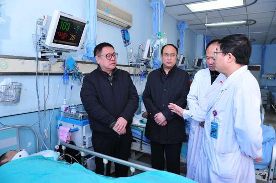【温情医患】哈医大一院周晋院长率相关同志除夕节探望高速车祸伤员