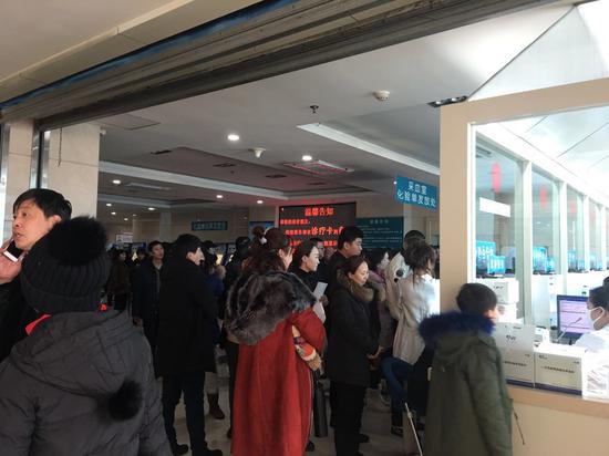 增多病患及家属充斥在医院候诊区的每一个角落哈医大一院门诊挂号处