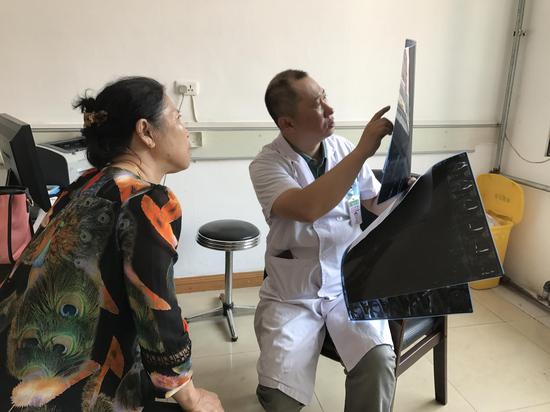 (陈英翔)6月29,30日,受当地医院邀请,由哈医大一院儿内科张鸿彦