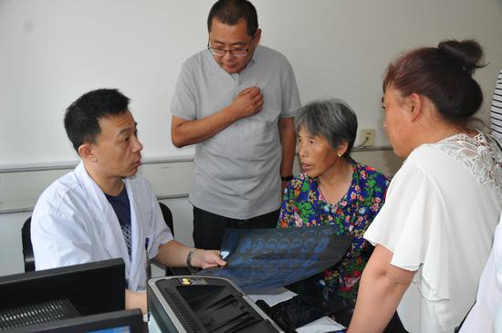 (陈英翔)6月29,30日,受当地医院邀请,由哈医大一院儿内科张鸿彦