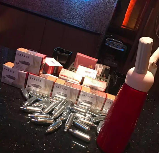 一中年妇女说,"你说的是奶油气弹吧?