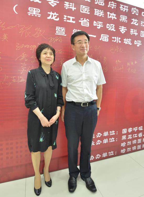 哈医大二院呼吸科主任吴晓梅教授与王辰院士合影