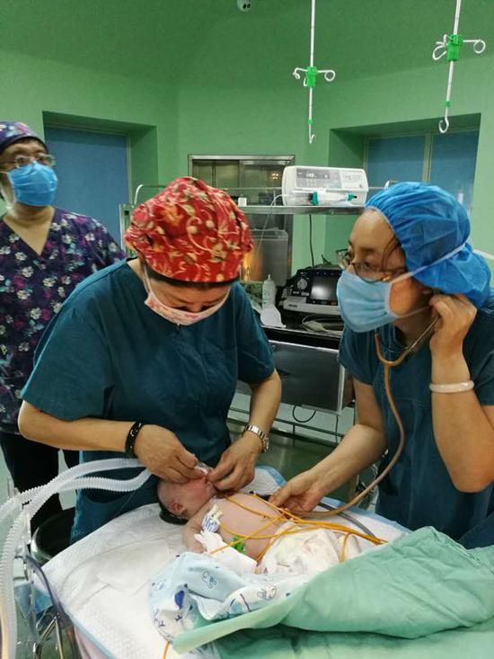 (魏然 曲直飞)8月6日,对于哈尔滨市儿童医院麻手科来说,又是一个忙碌