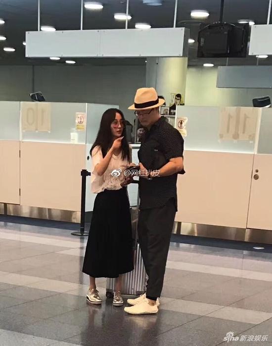 姚笛与男友同游日本 乖巧似邻家女孩