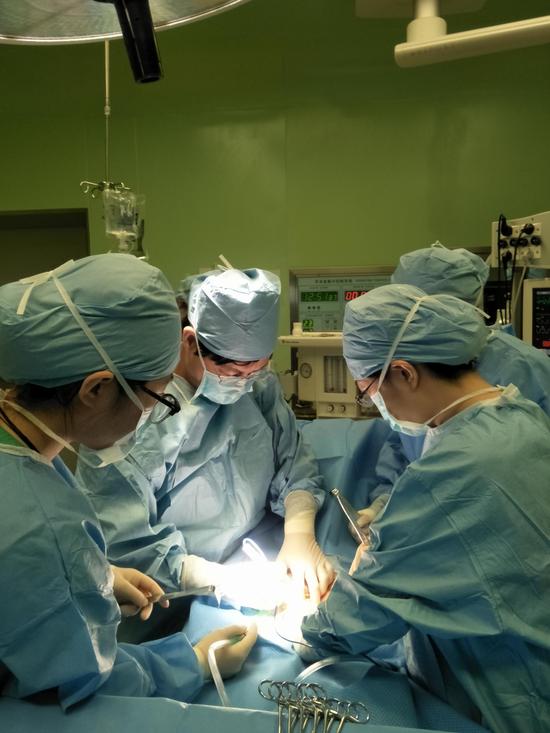 谭文华教授带领的团队在紧张的手术中