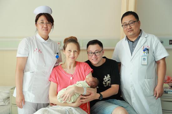 伴随着一声响亮的啼哭,一个6斤2两的黄头发,棕色眼睛的中俄混血宝宝在