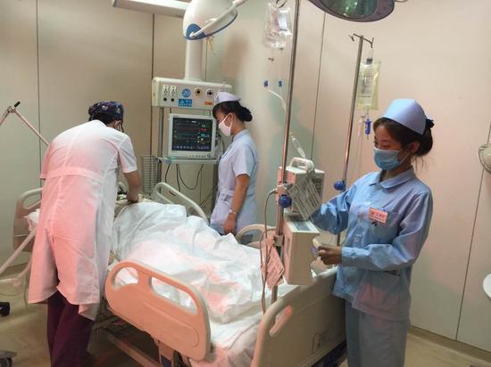 术后,重症医学科医护人员正在密切观察郝睿的病情.