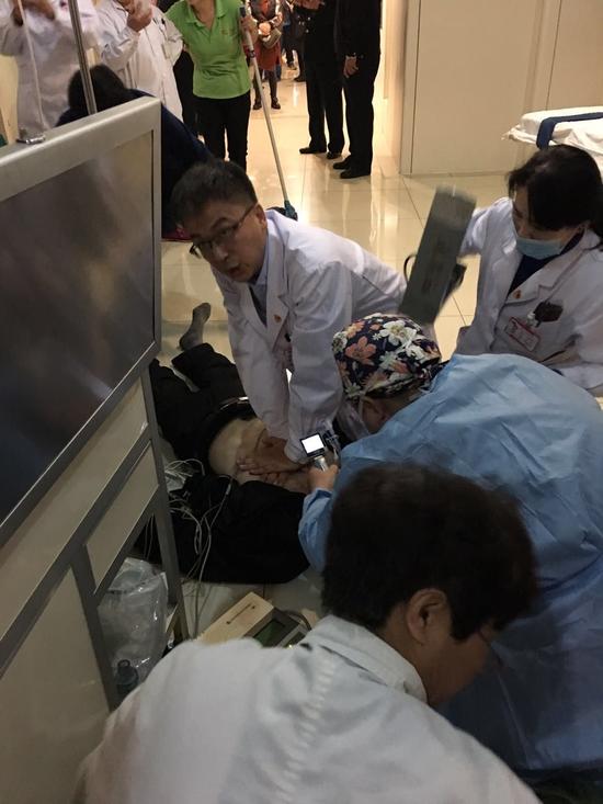 心电室外突然倒地 省医院医生跪地抢救四十分钟挽回患者生命