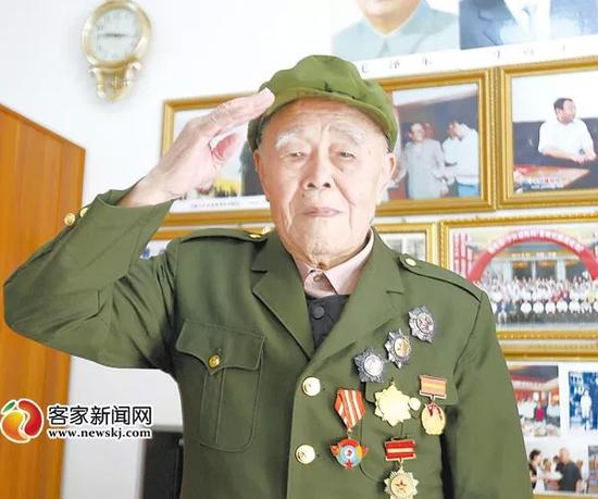 98岁时的长征老红军,抗战老兵吴清昌.资料图