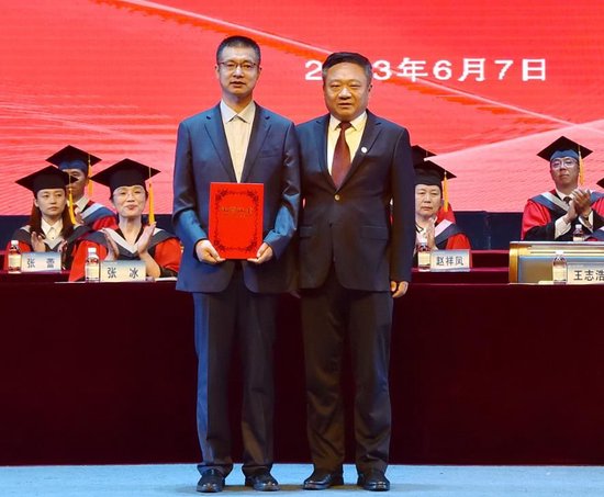 党委副书记刘松宣布《关于准予2023届刘千一等4854名学生毕业,授予刘