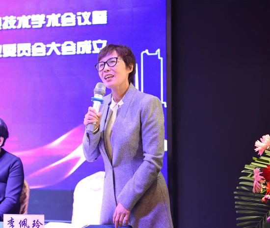 哈医大二院妇产科主任李佩玲教授主持会议