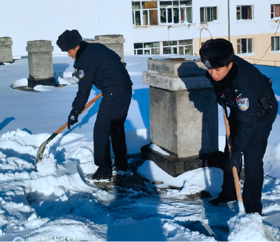 (图为东莱街派出所民警崔柏松,李纪超居民楼顶清理积雪)