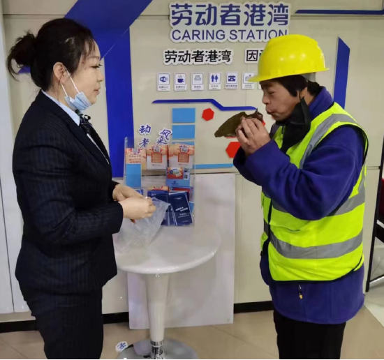 建设银行七台河分行劳动者港湾传递服务温情